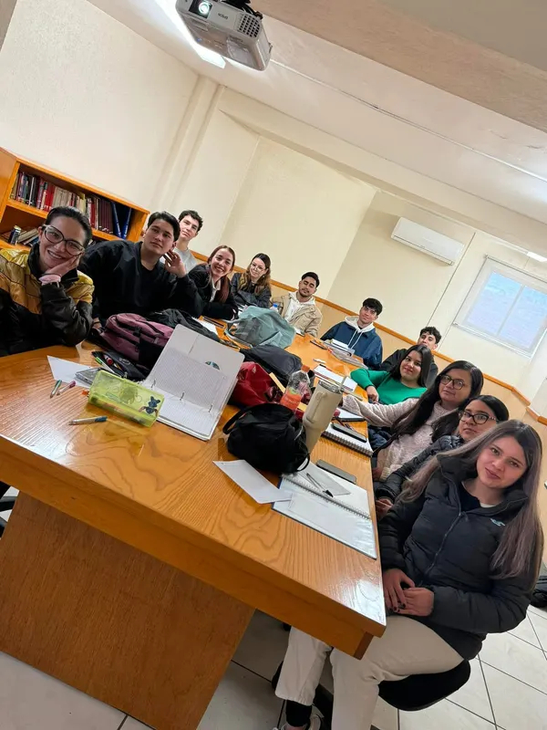 Grupo de estudiantes del IISCH durante una clase en el aula